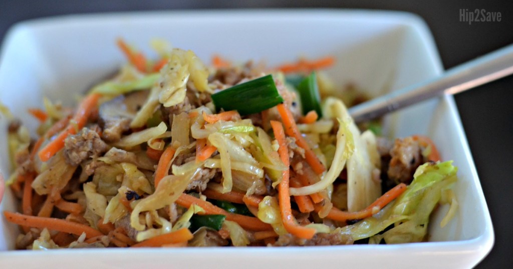 Egg Roll In a Bowl Recipe - ruokalaji täynnä namia munakääryleitä kulhossa