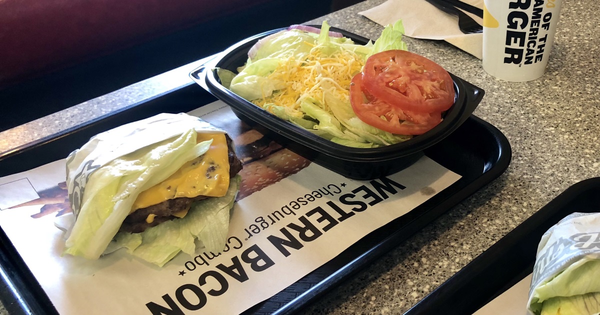 co si objednat u Carl 's Jr. a Hardee' s Dining Guide: Velký Carl s postranním salátem