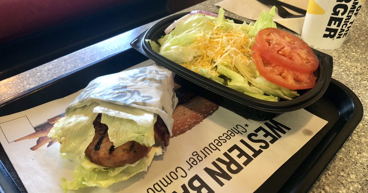  carls jr hardees Keto dining Guide - gegrilltes Hähnchen-Sandwich und Beilagensalat