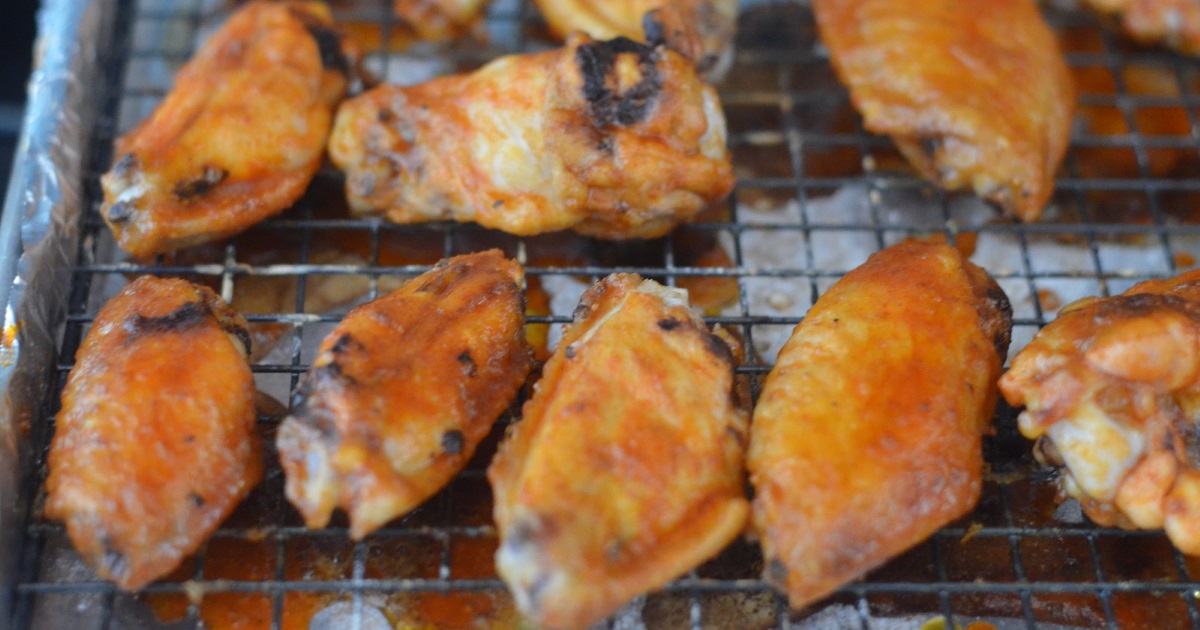 easy keto sriracha wings – cooked on a baking rack