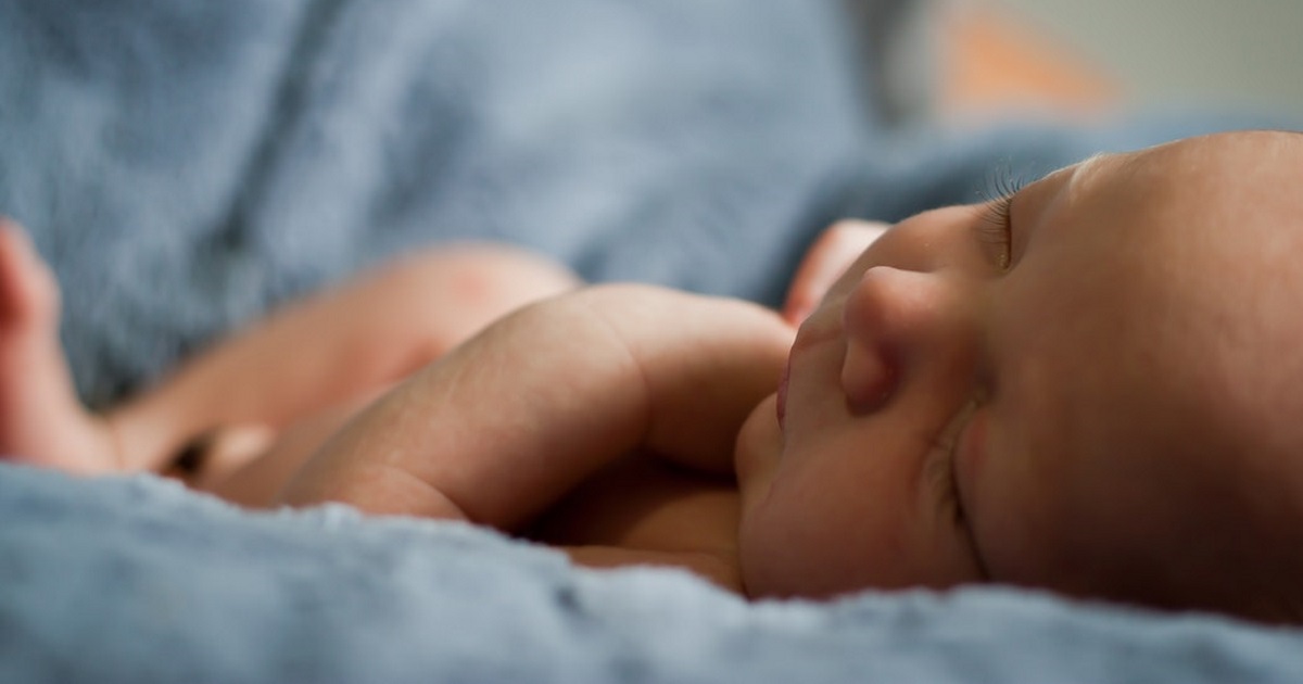 We ask a keto nutritionist about pregnancy, breastfeeding, & ketoacidosis – sleeping baby