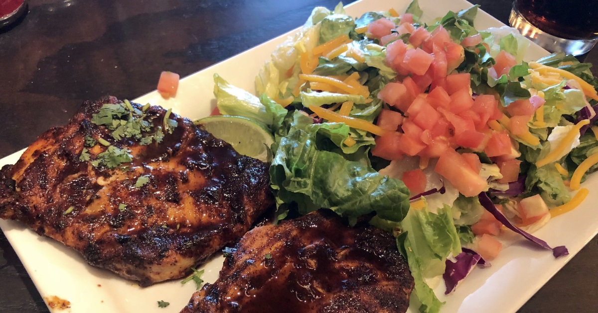 red robin keto dining guide – chicken platter with salad