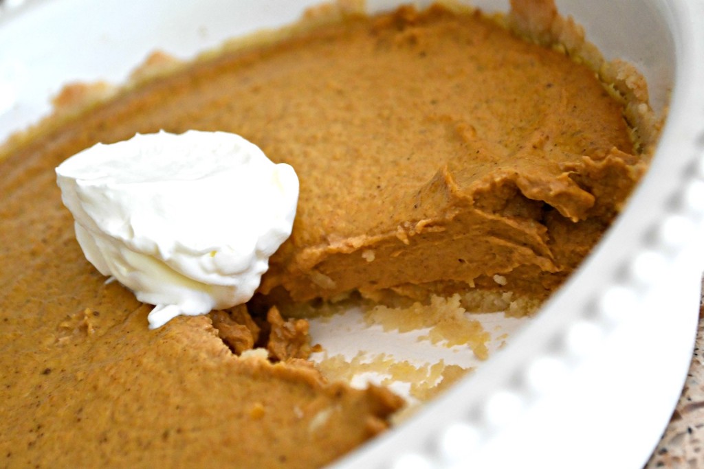 keto pumpkin pie with whipped cream 