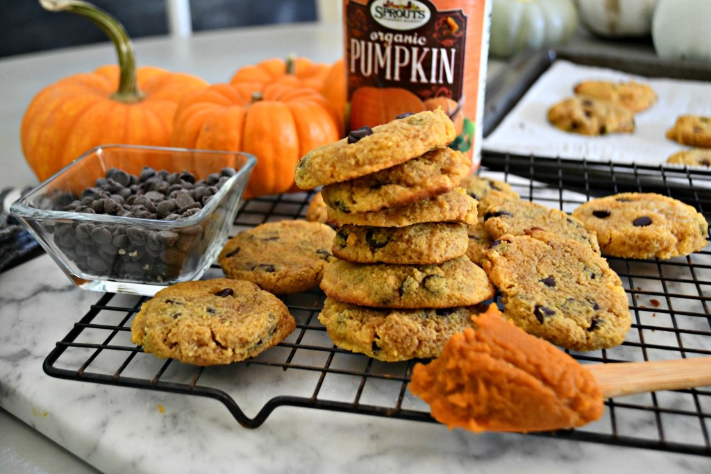 keto pumpkin chocolate chip cookies