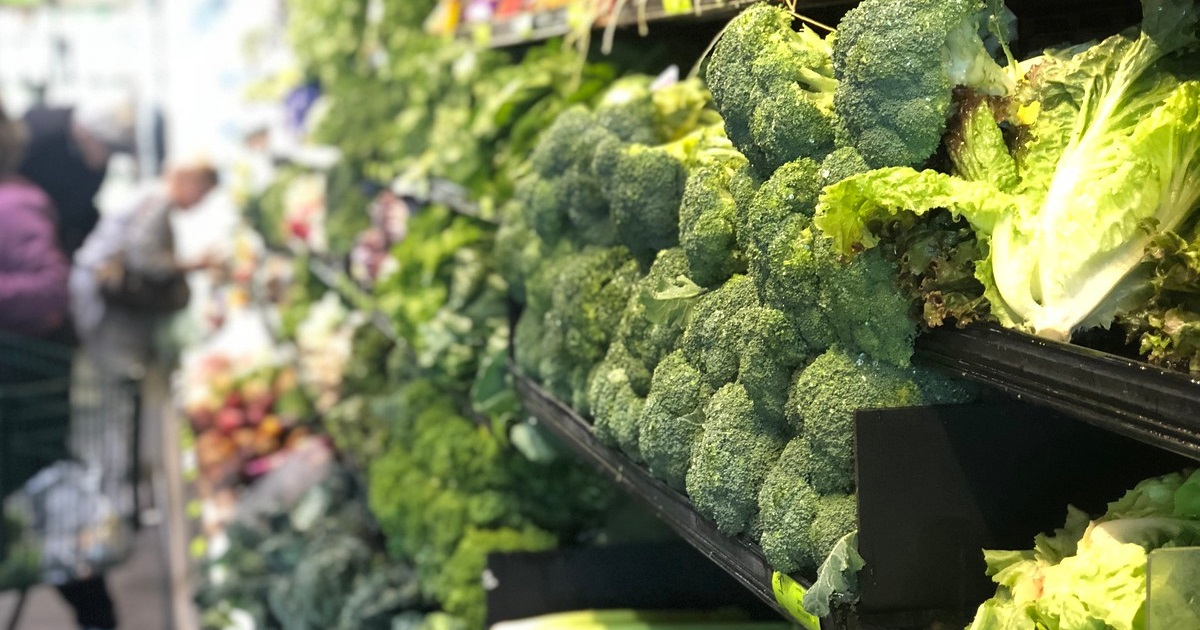 keto tips for beginners vegetables aisle at grocery store 