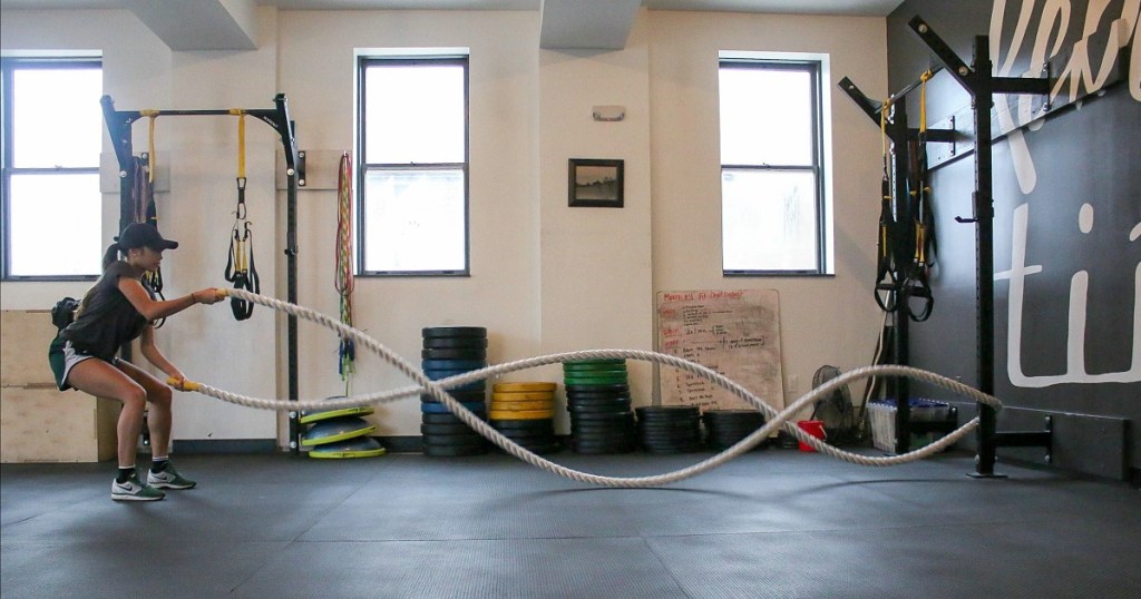 woman doing high intensity rope exercise on cyclical keto diet