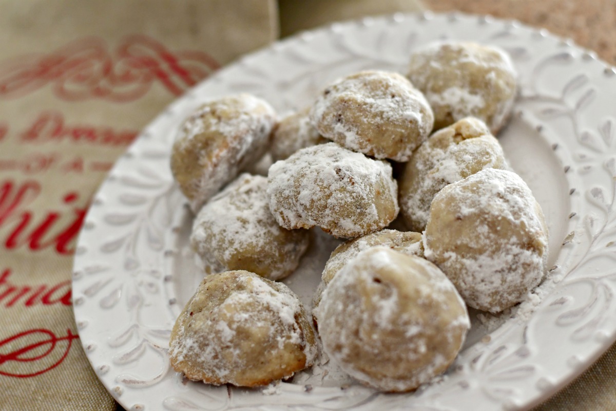 sugar-free snowball mexican wedding cookies – closeup of the baked cookies