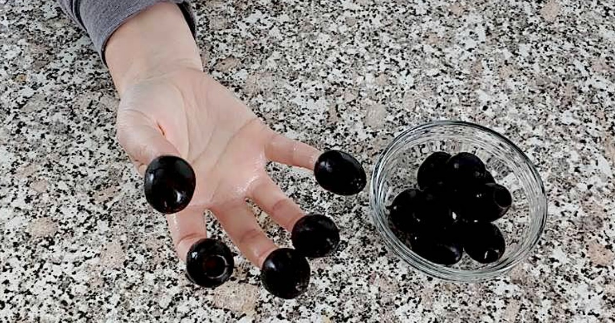 oliver gör stora Keto Snacks-svarta oliver på fingrarna