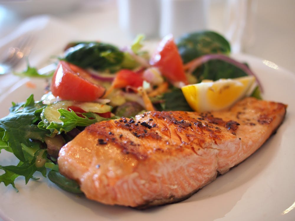 Salmon with salad 