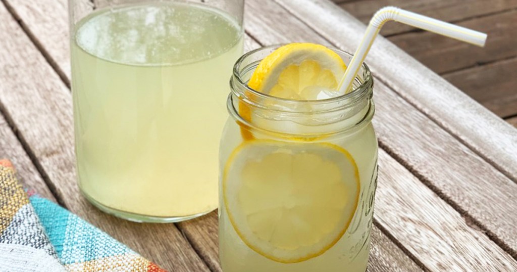 a mason jar with keto lemonade with a straw for sipping