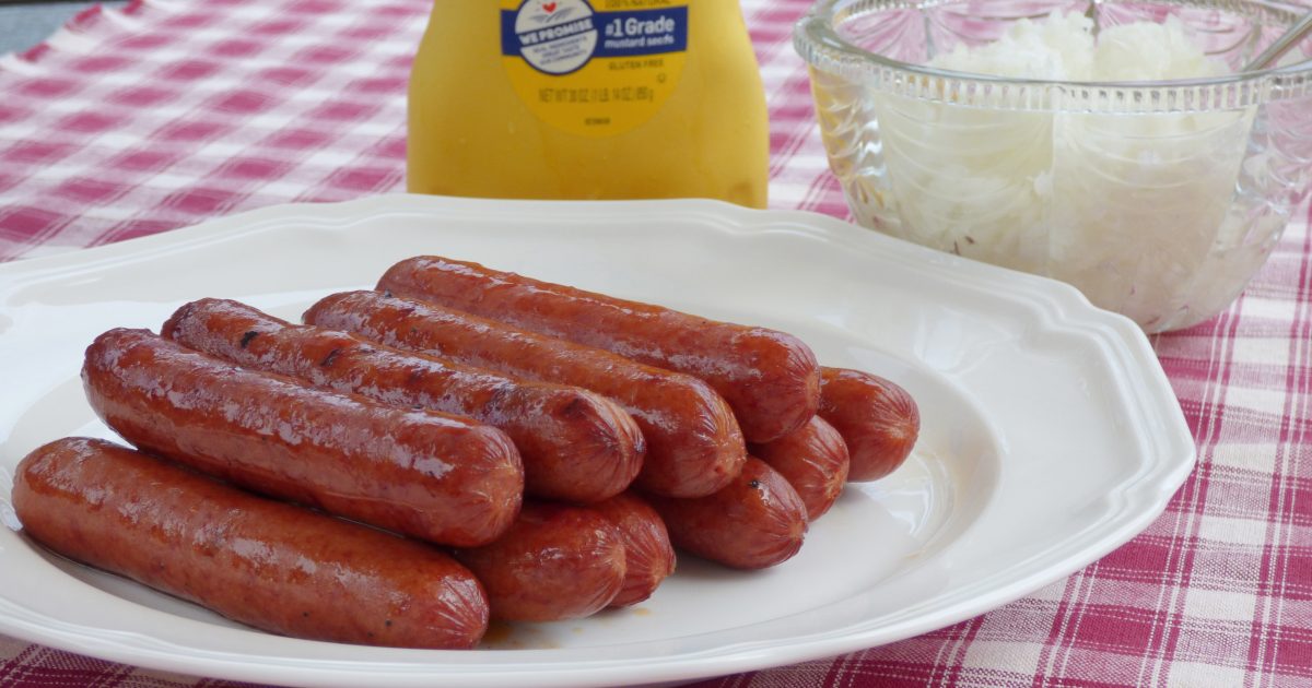 Hot Dogs mit Senf und Zwiebeln