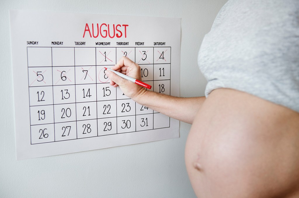 pregnant woman marking calendar