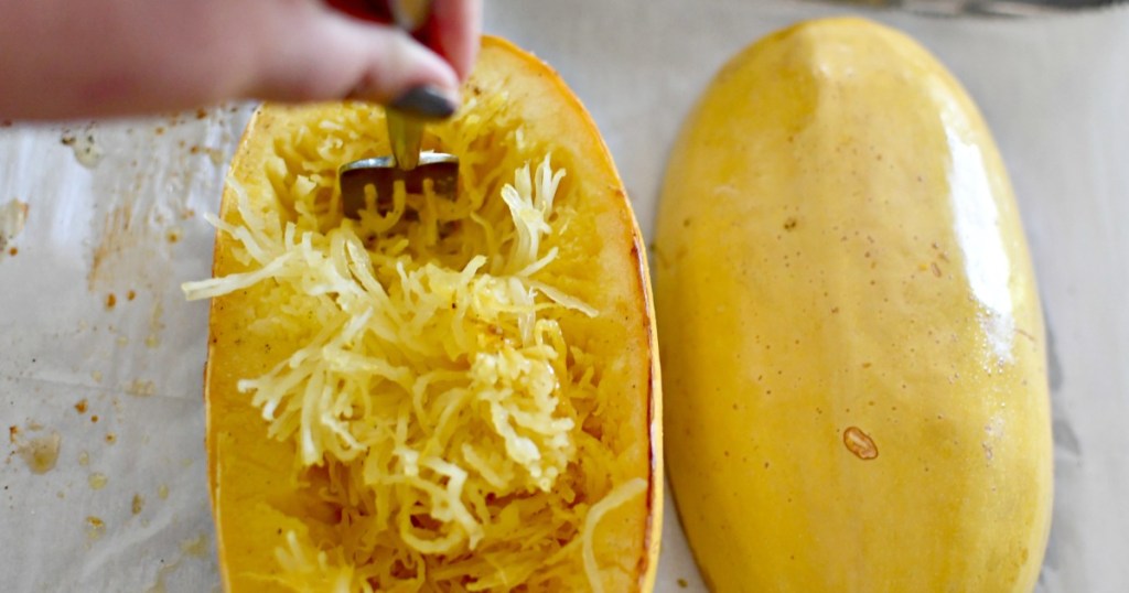 using a fork to remove spaghetti squash