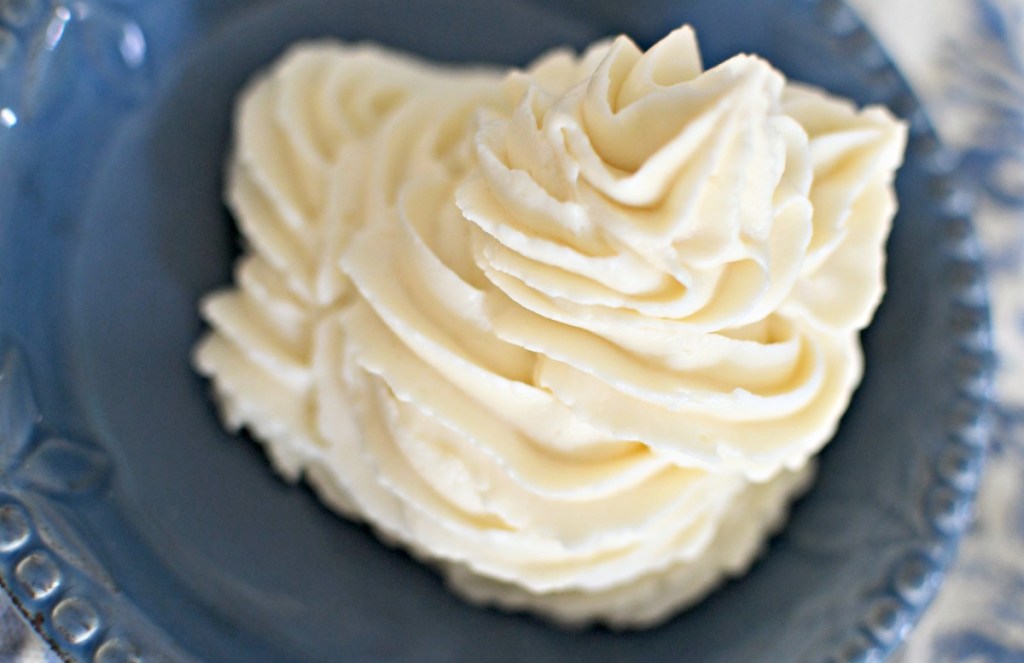 large swirl of keto cream cheese frosting 