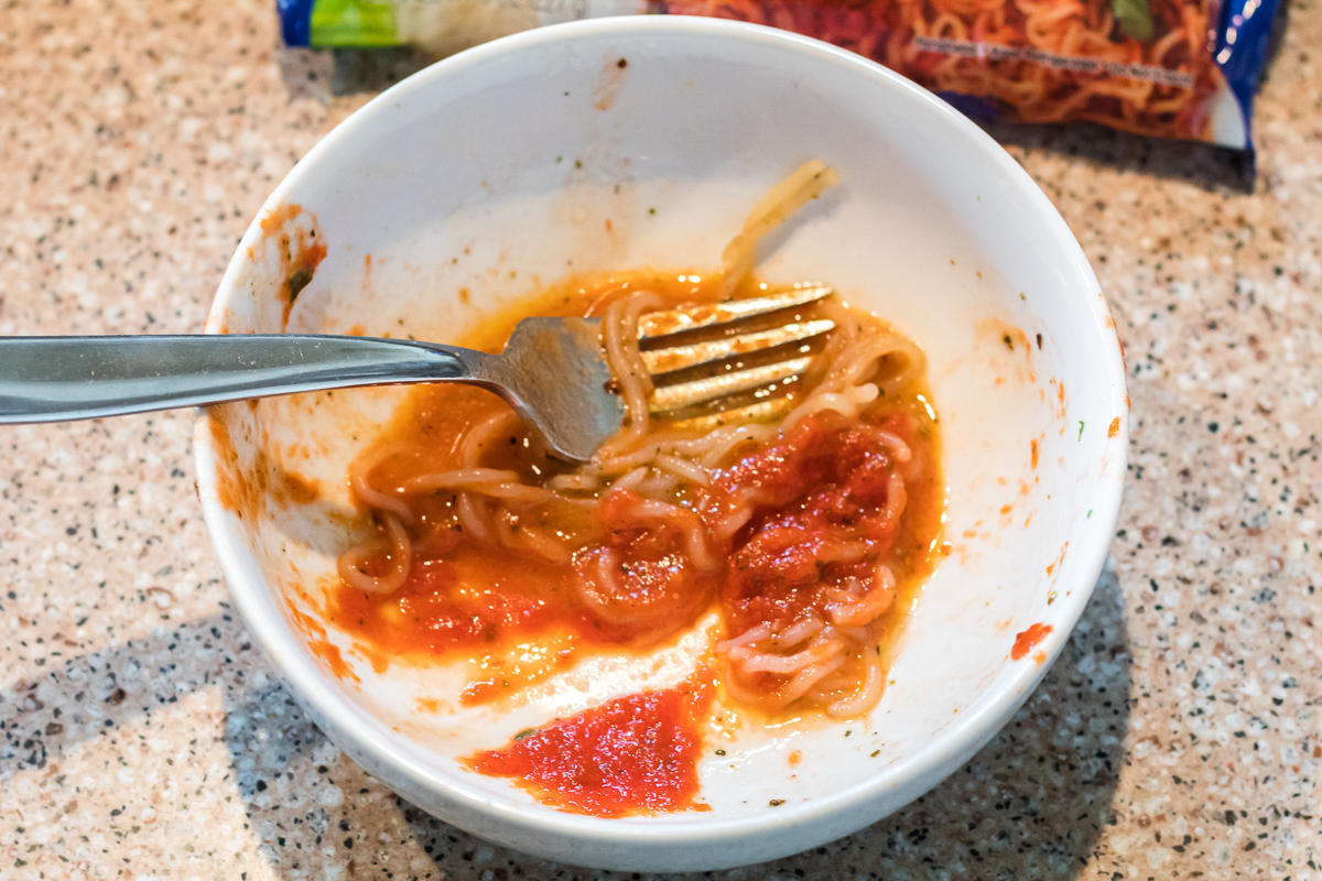 almost empty bow of shirataki spaghetti noodles with sauce 