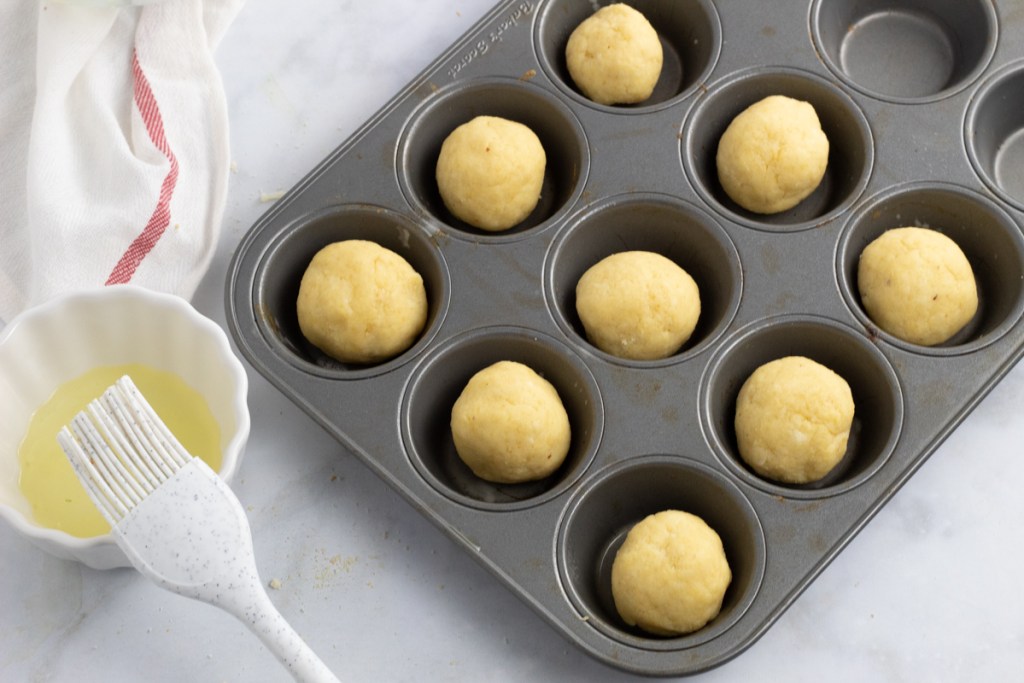 dinner rolls in a cupcake pan