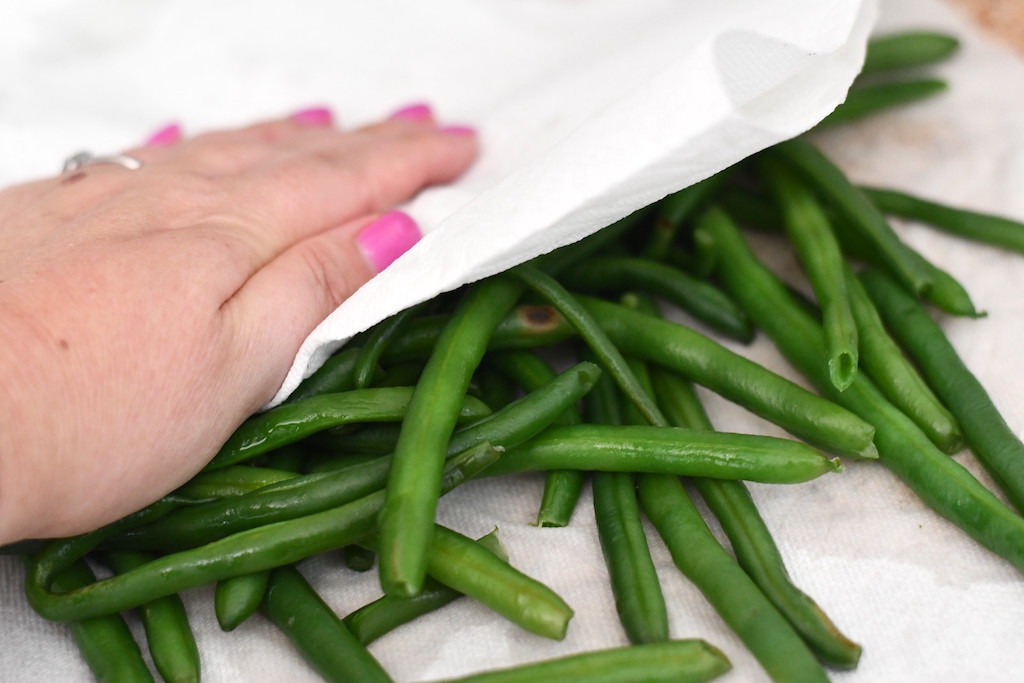 dry green beans with paper towel 