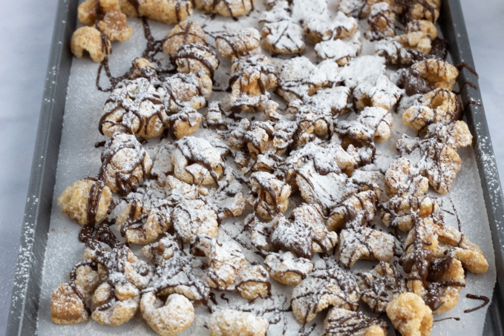 tray of keto muddy buddies