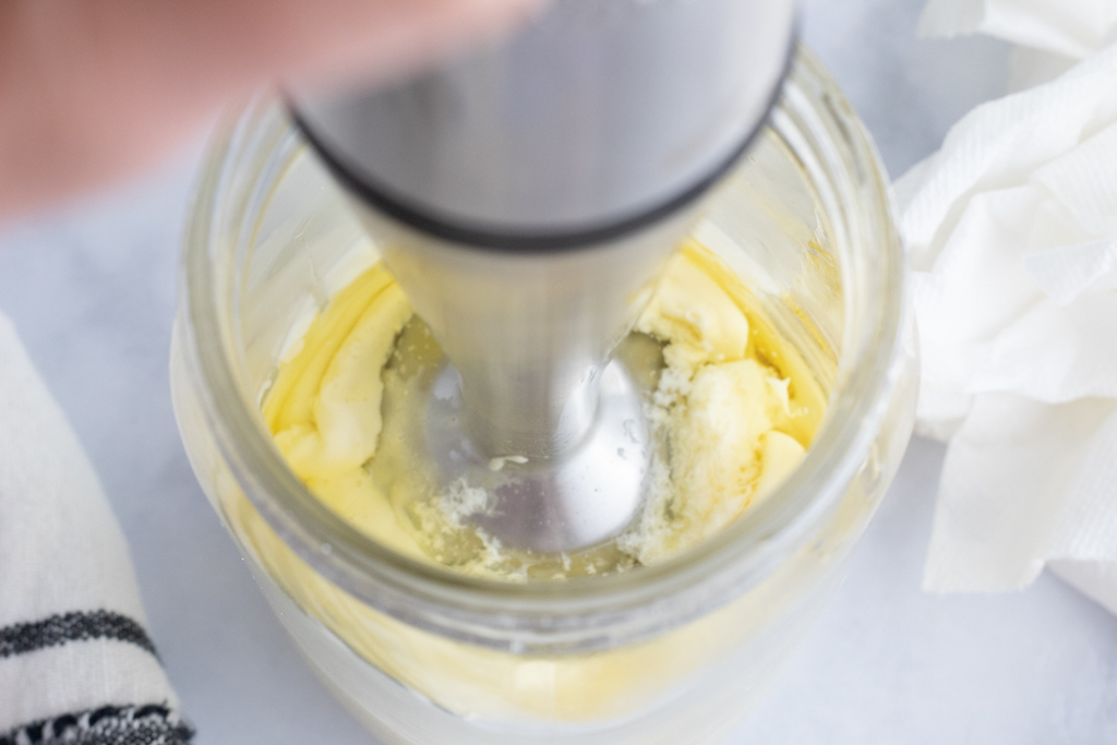 blending keto mayo in jar
