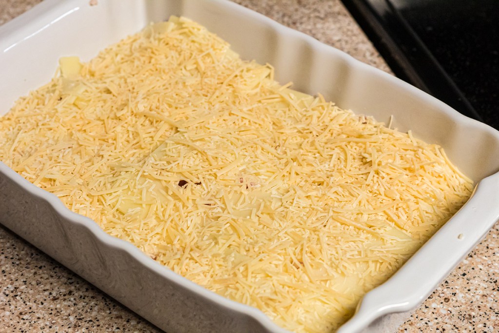 casserole dish of keto chicken cordon bleu