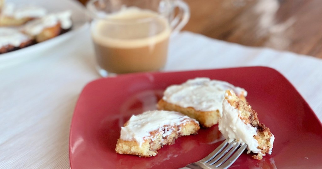 low carb cinnamon rolls on a plate