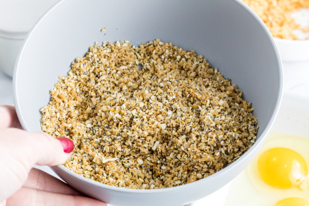 everything bagel seasoning in bowl