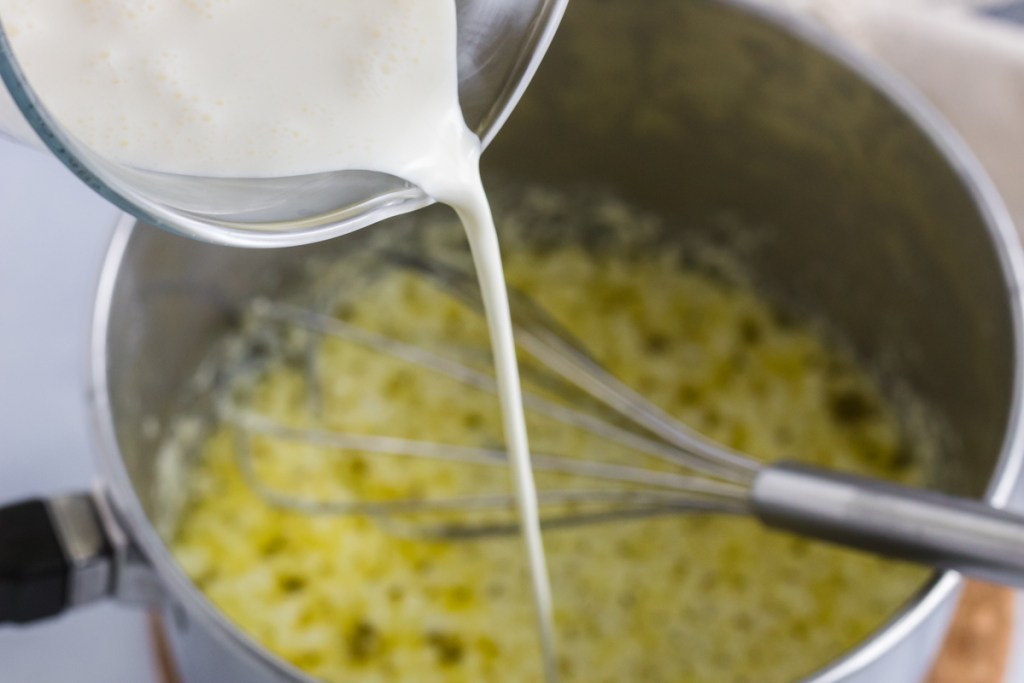 adding heavy cream to cheese sauce