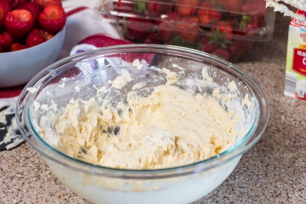 keto cream cheese frosting in a bowl 
