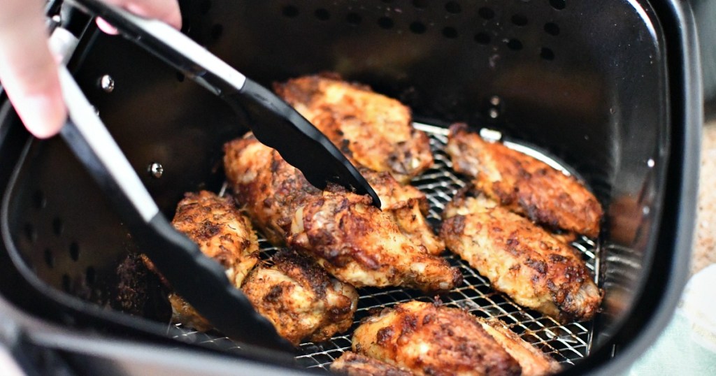 air fryer chicken wings using tongs