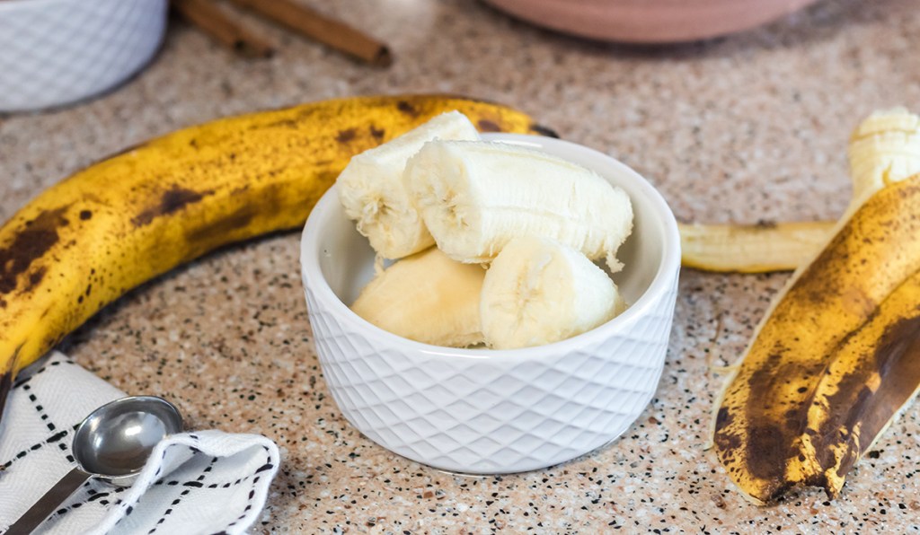 slices of bananas in dish