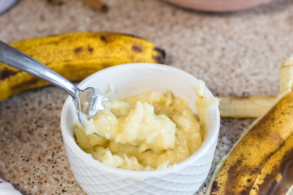 mashed banana in bowl