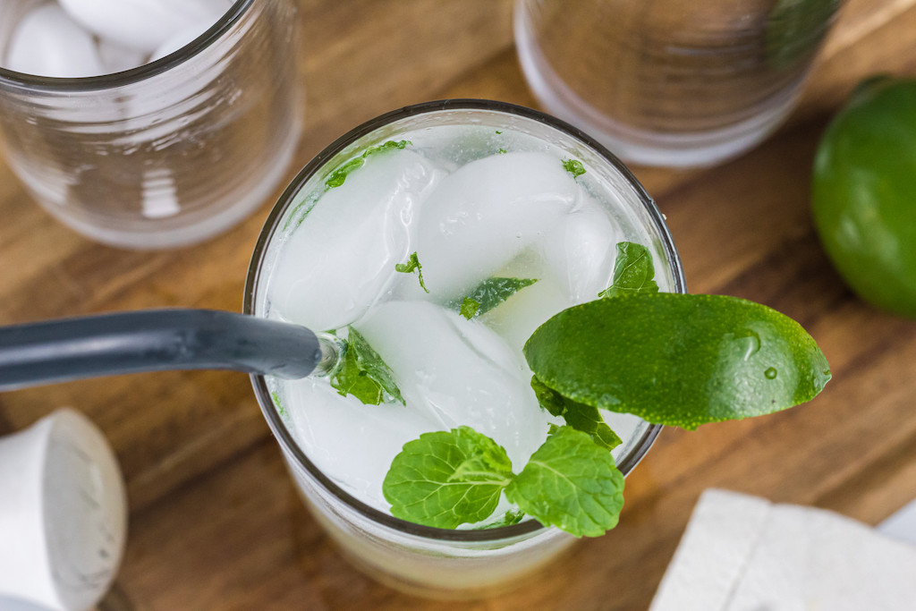 keto mojito drink with fresh mint leaves and ice 