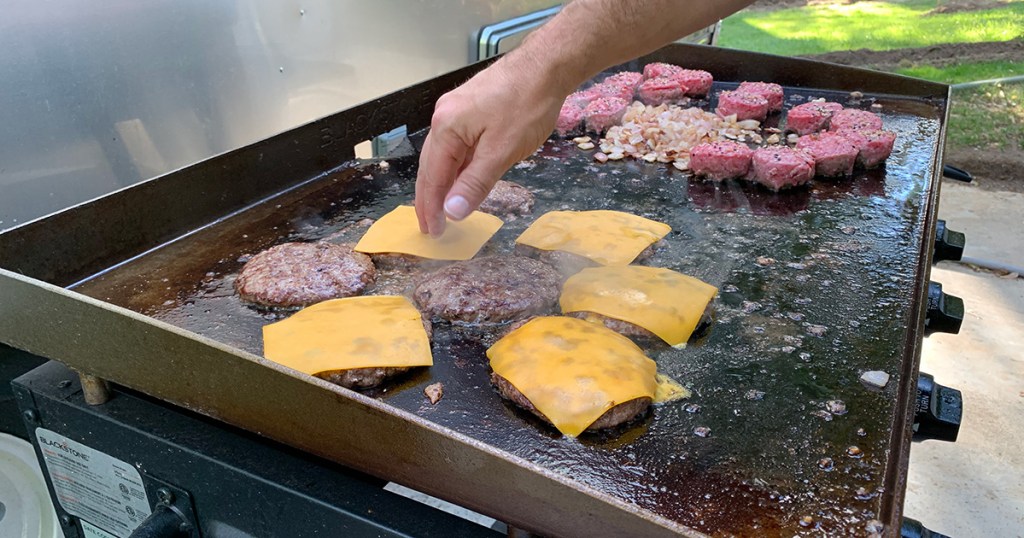 cheeseburgers on blackstone griddle