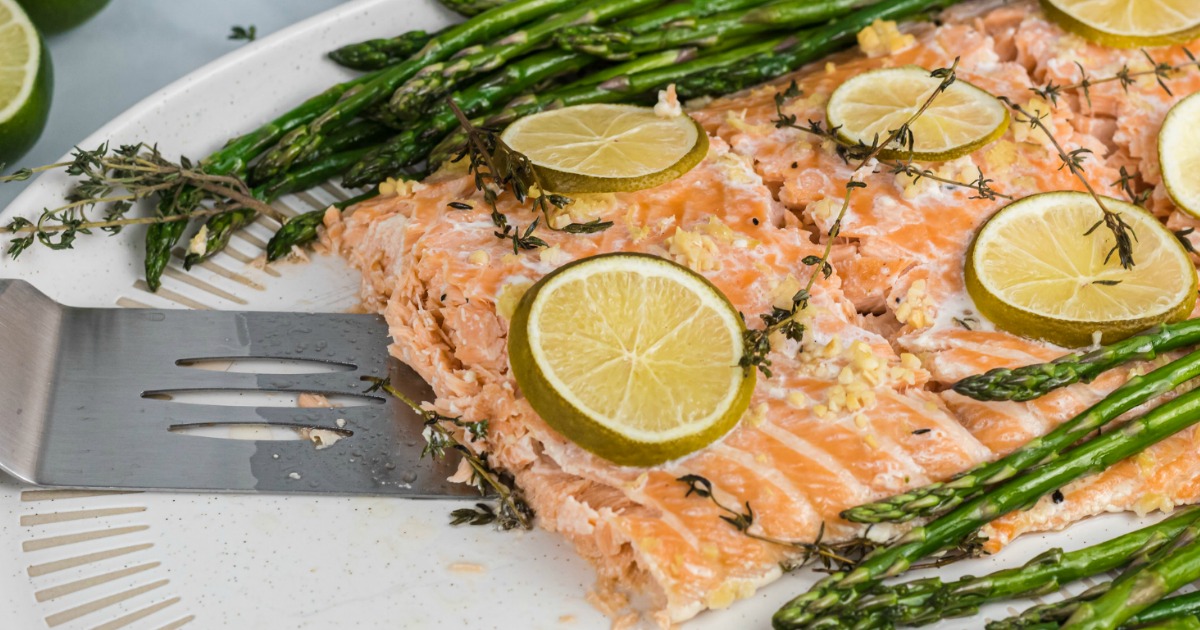 baked salmon with slices limes and asparugus 