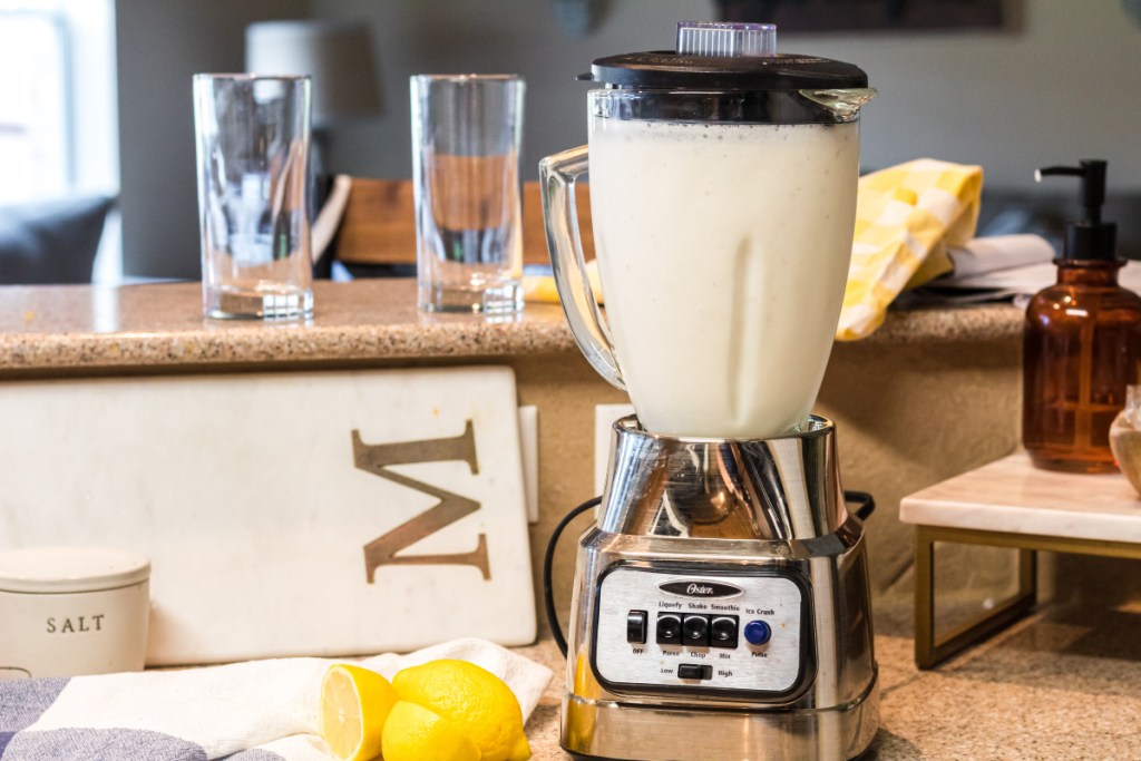 blender with ice cream and lemonade in it