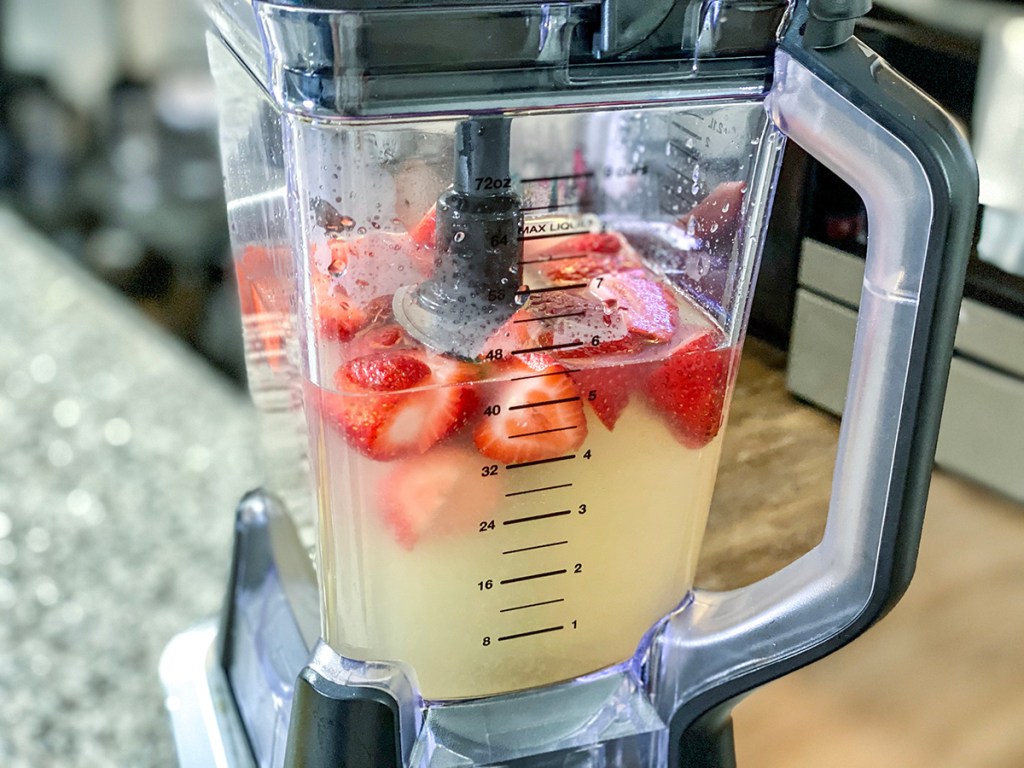 blending strawberries and lemon juice in blender