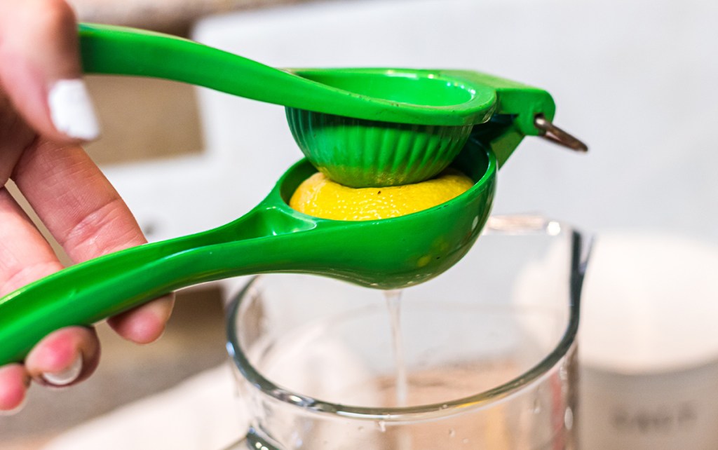 squeezing lemon juice with zulay lemon juicer