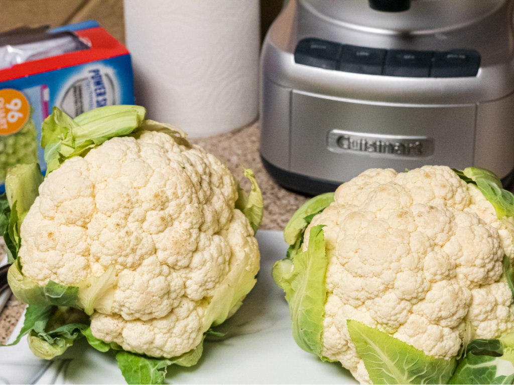 coliflor en tabla de cortar