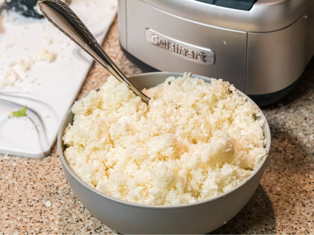 un bol de riz au chou-fleur fait maison