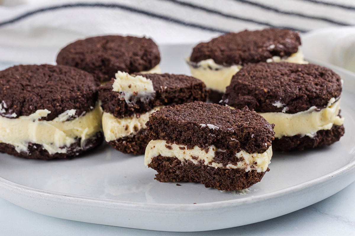 Keto Whoopie Pie (Brownie Cookies + Fluffy Frosting = Keto Dessert Win!)