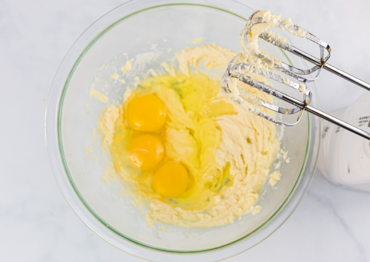 Adding eggs to a low carb and sugar free batter