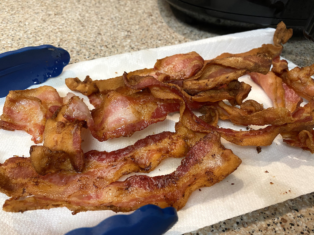 cooked bacon on plate 