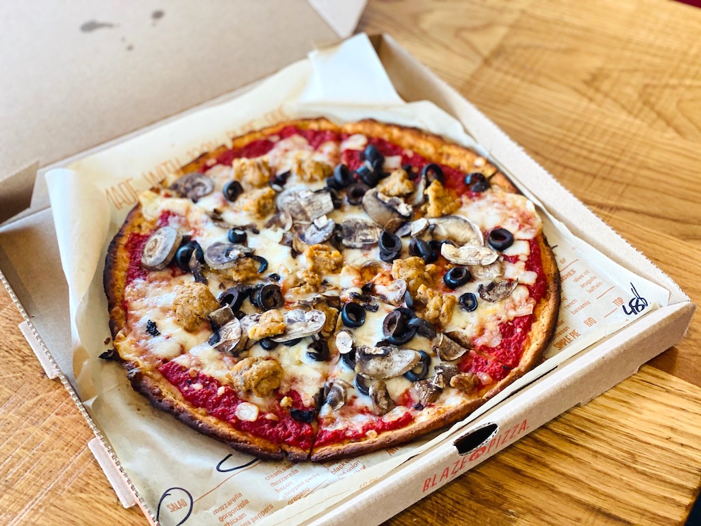 Blaze Pizza Sells Keto Crust See The Nutrition Best Toppings To Order   Blaze Pizza With Meat 