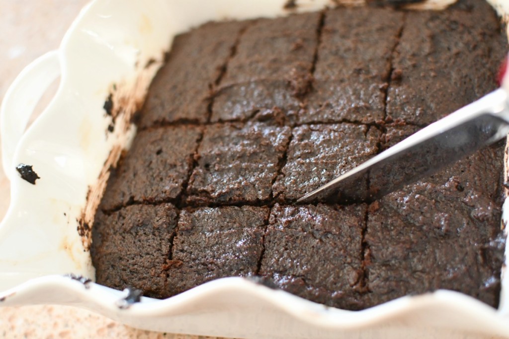 cutting Super fat brownies