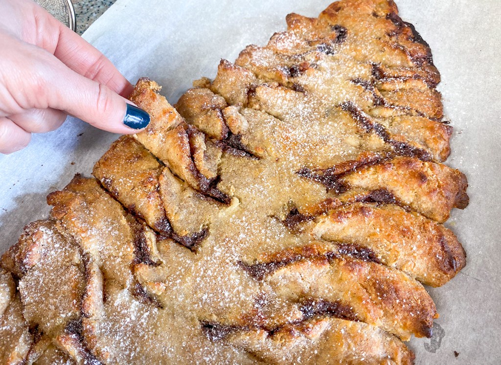 keto cinnamon sugar christmas tree pull apart bread