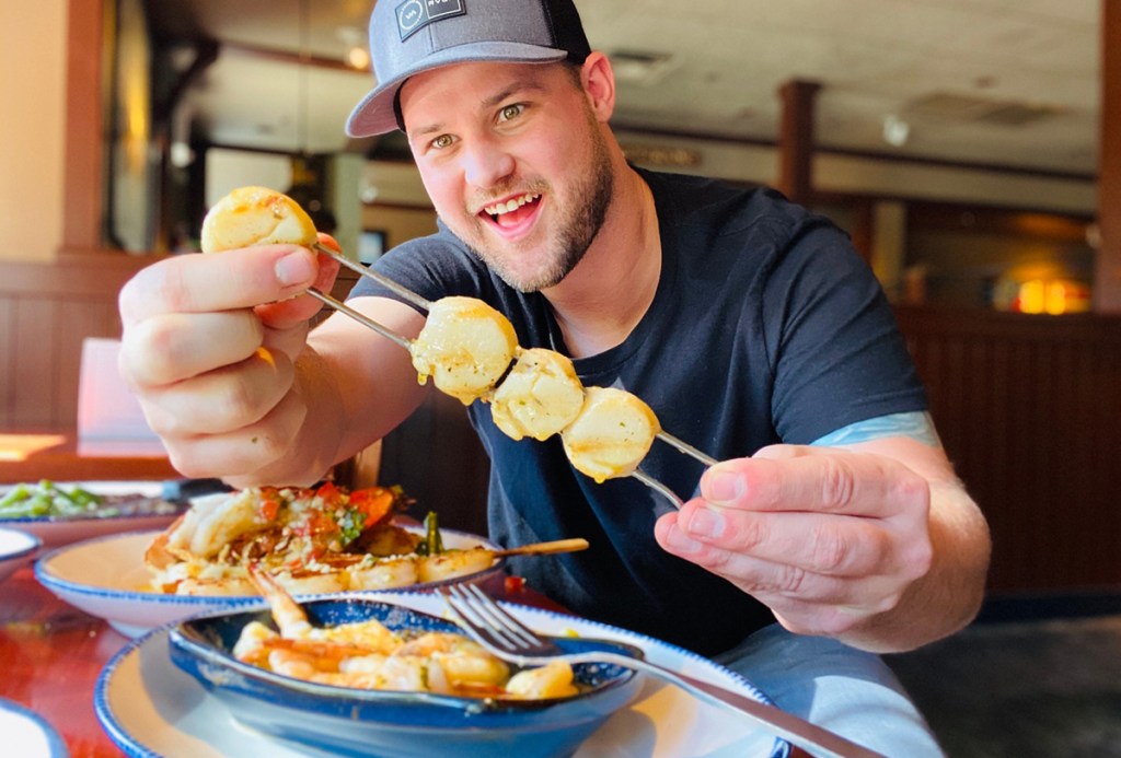 man dining at red lobster