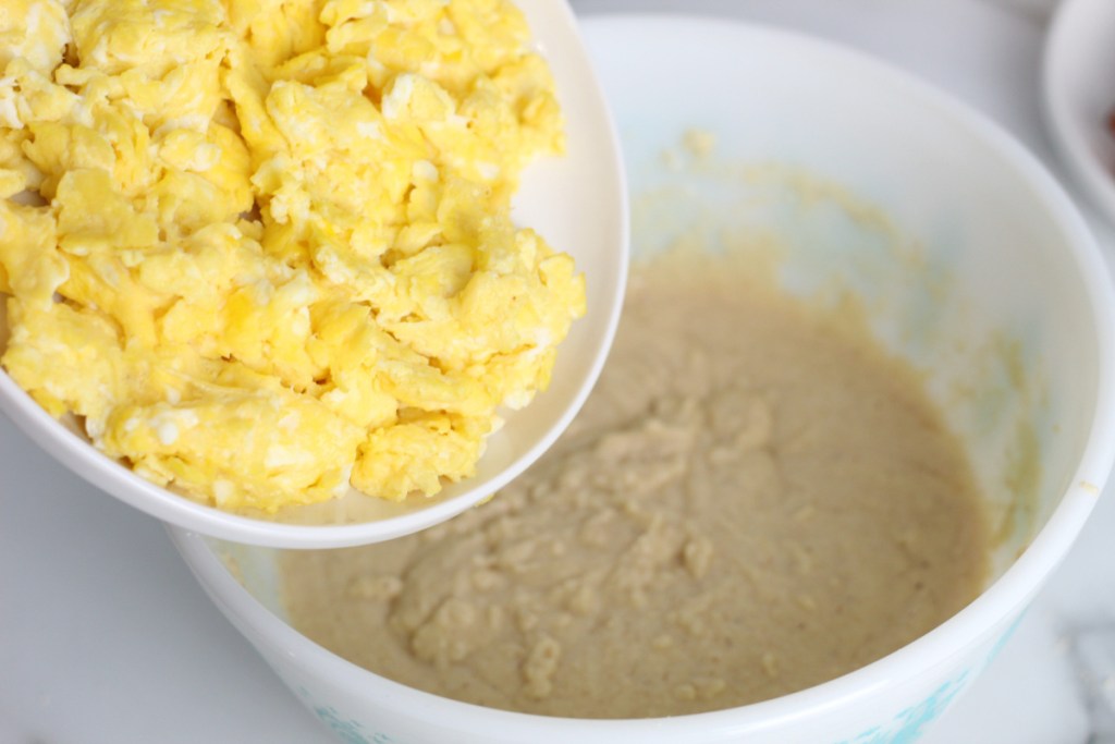 adding scrambled eggs to breakfast