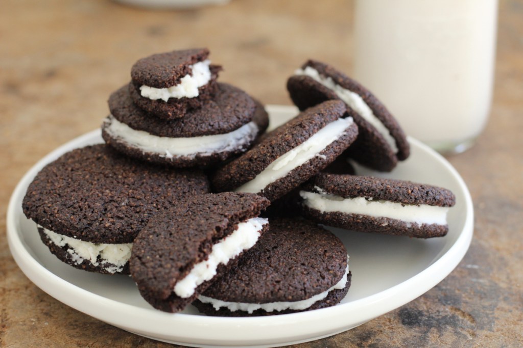 plate of keto Oreo cookies