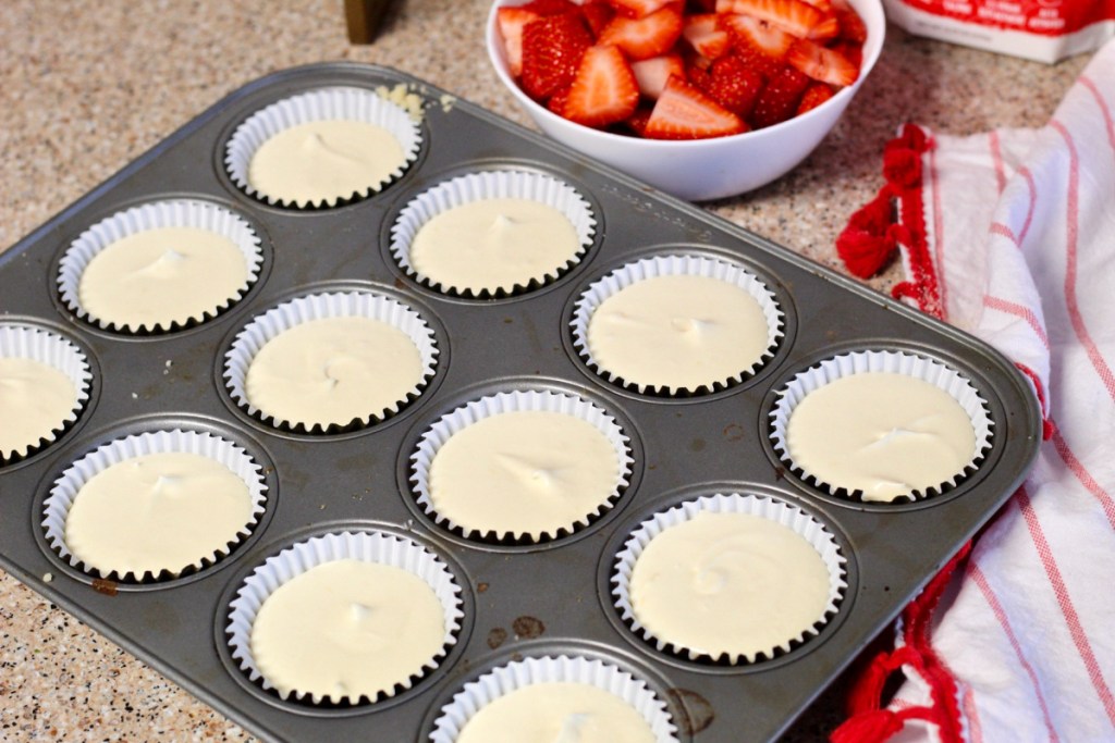 mini cheesecakes in pan