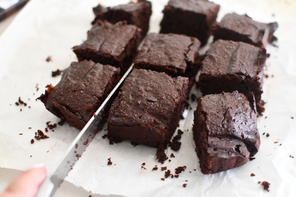 slicing up keto brownies 